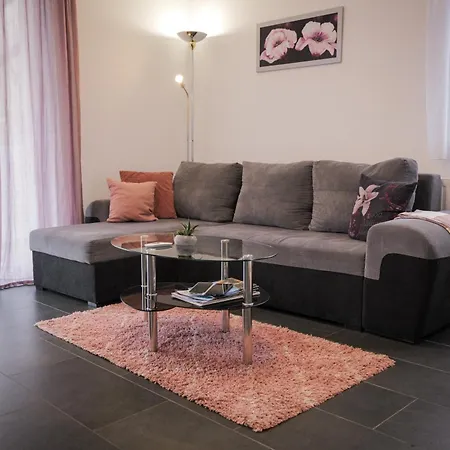 Laura Luxury *
